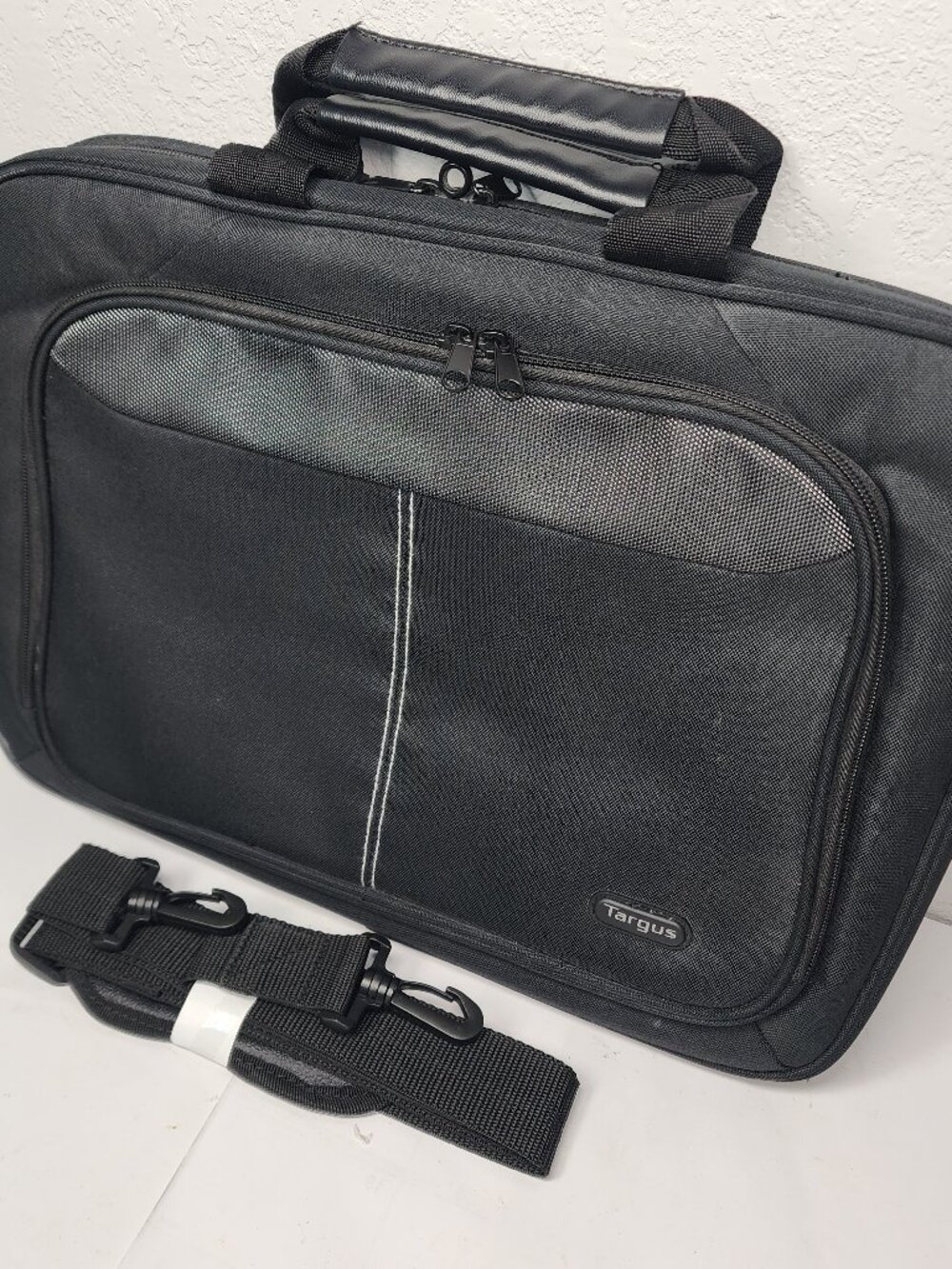 Targus TBT240US-52 Black Intellect Slim Slipcase 15.6" Laptop/Tablet Bag w Strap
